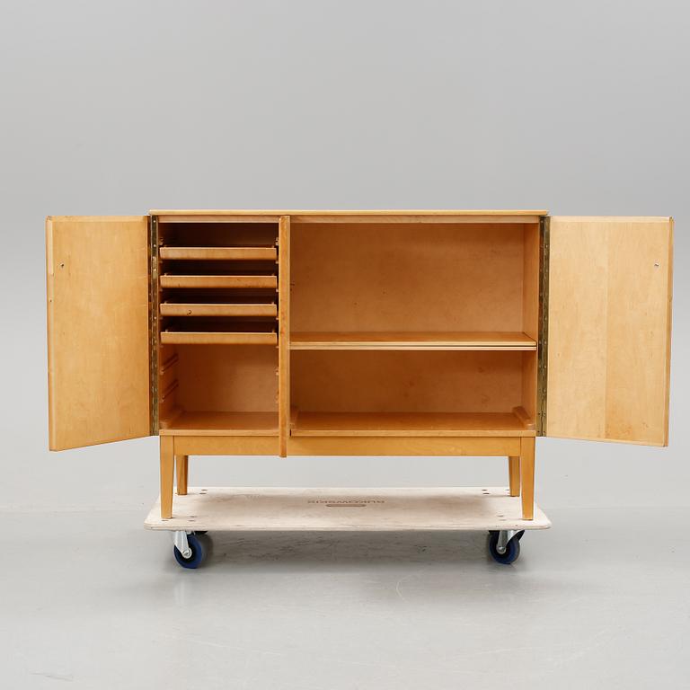 SKÅP, troligen David Rosén, Nordiska Kompaniet, Stockholm, 1900-talets mitt.