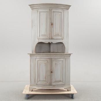 HÖRNSKÅP, 1800-talets första hälft.