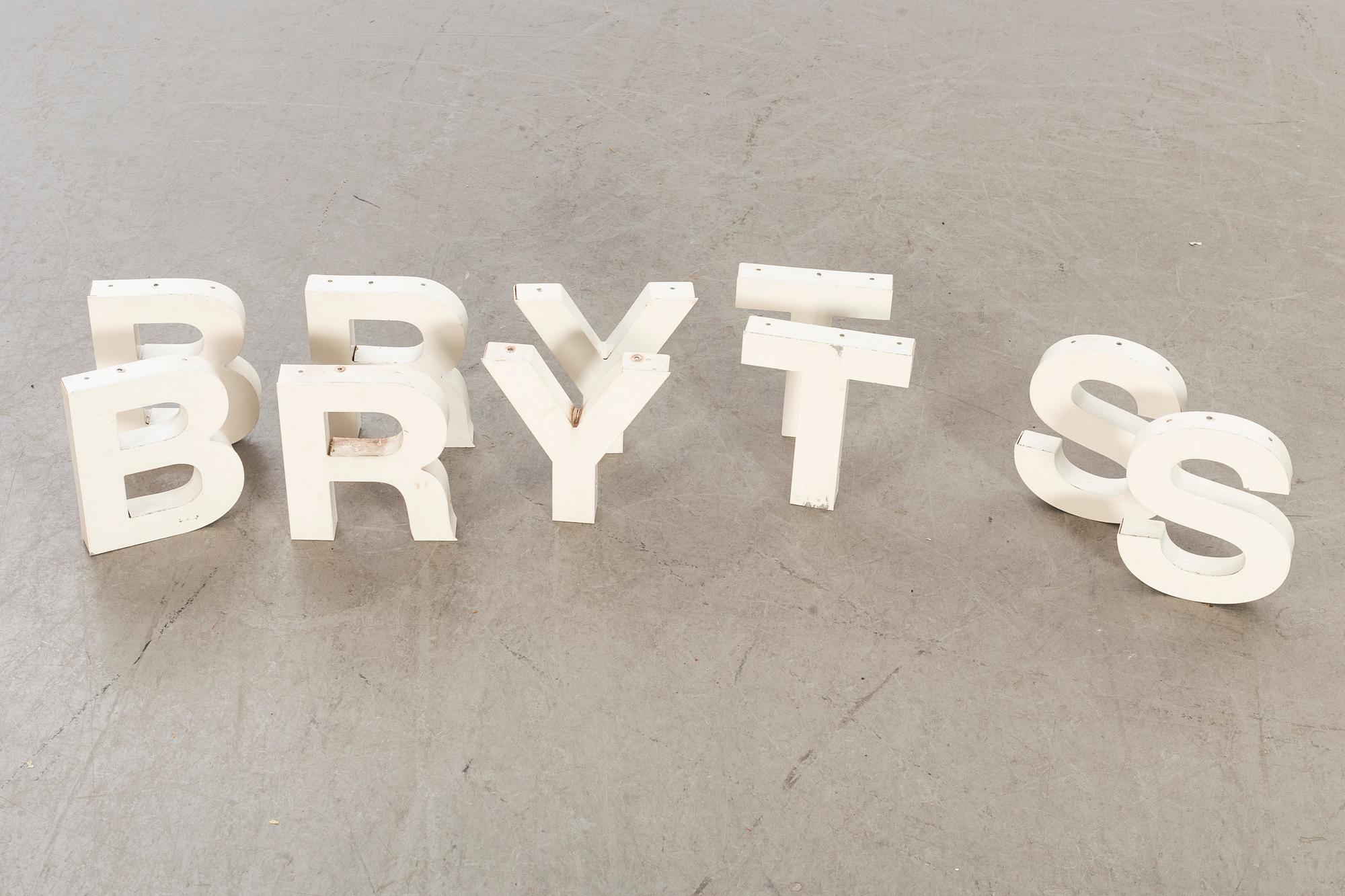 10 20th century signlettering.