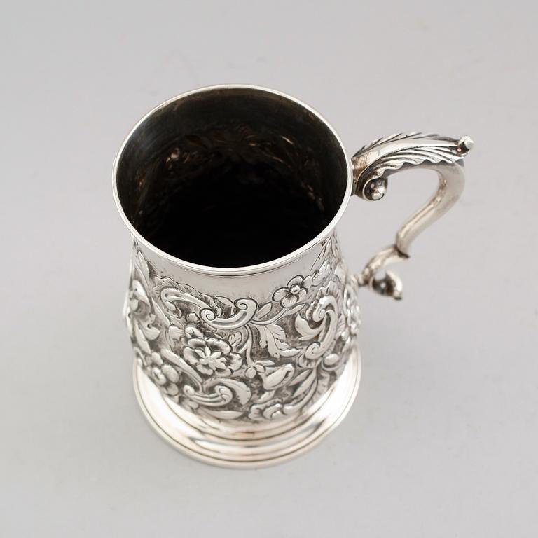 MUGG, silver, Louis Black, London 1763. Vikt ca 330 gram.