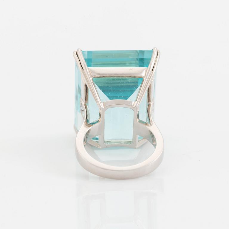 Ring 18K vitguld med en trappslipad akvamarin.