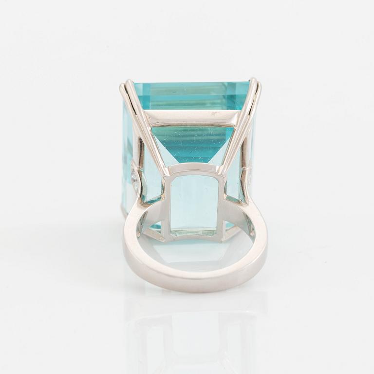 An 18K white gold ring set with a step-cut aquamarine.