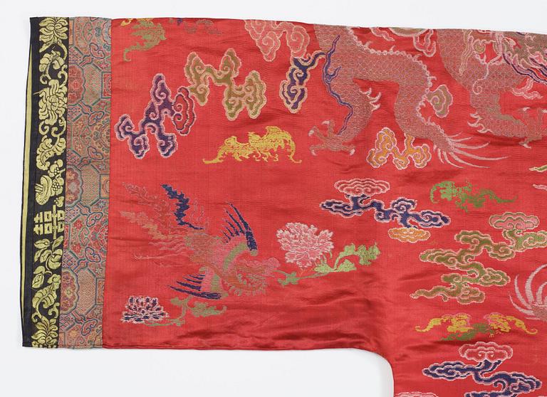 JACKET AND SKIRT, silk. China late Qing. The height of the jacket 110,5 cm, the skirt 96 cm.