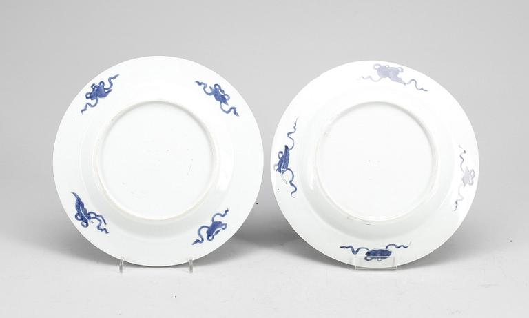 TALLRIKAR, 2 st snarlika, porslin, Kina, Kangxi (1662-1722).