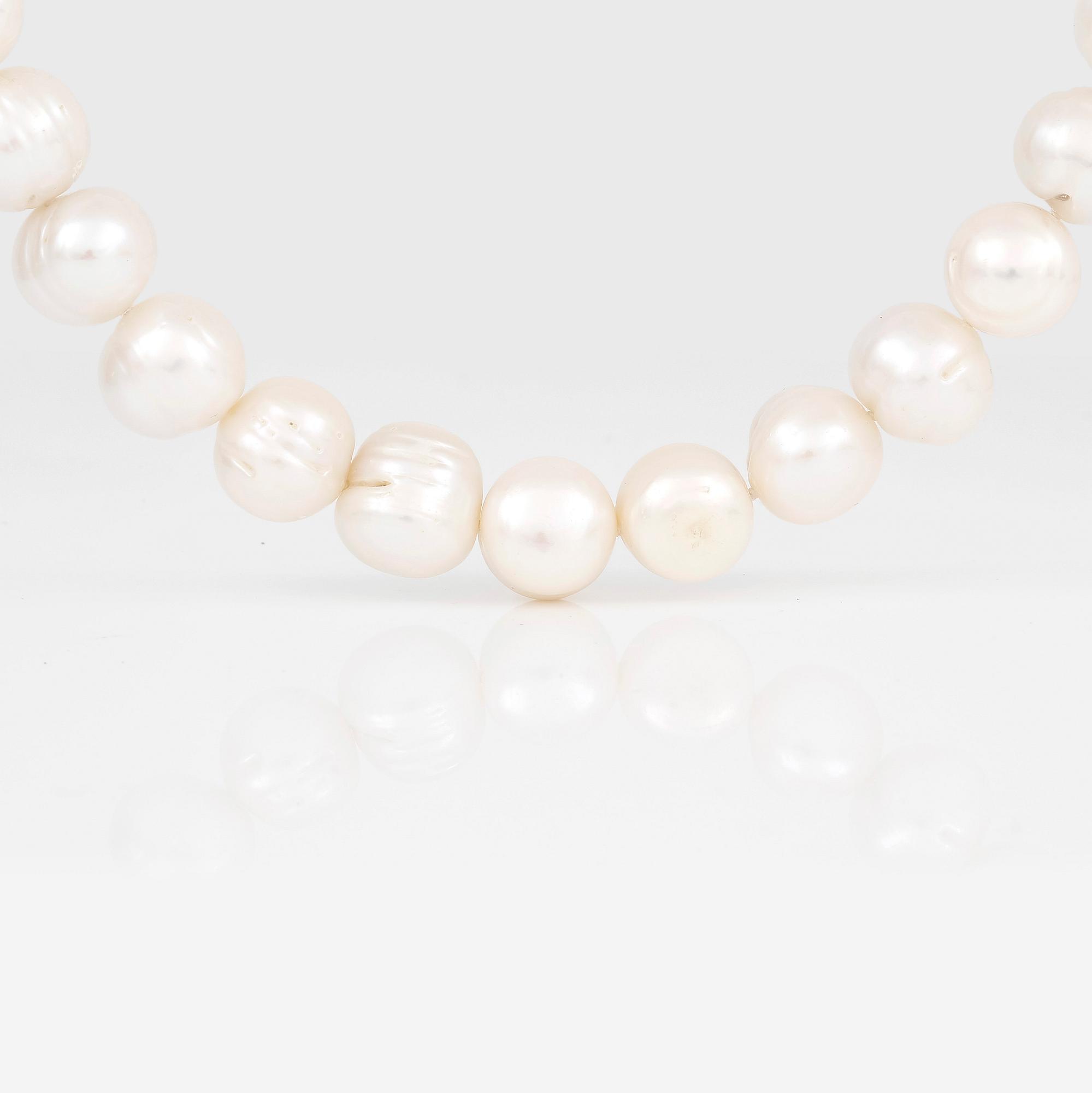 COLLIER, odlade vita sötvattenspärlor med kulformat magnetlås i förgyllt silver.