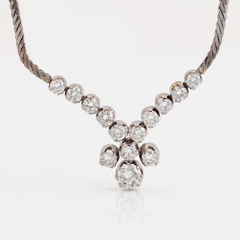 991. An 18K white gold necklace set with round brilliant-cut diamonds.