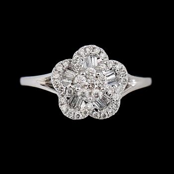 RING, 18K vitguld, diamanter tot ca 0.37 ct.