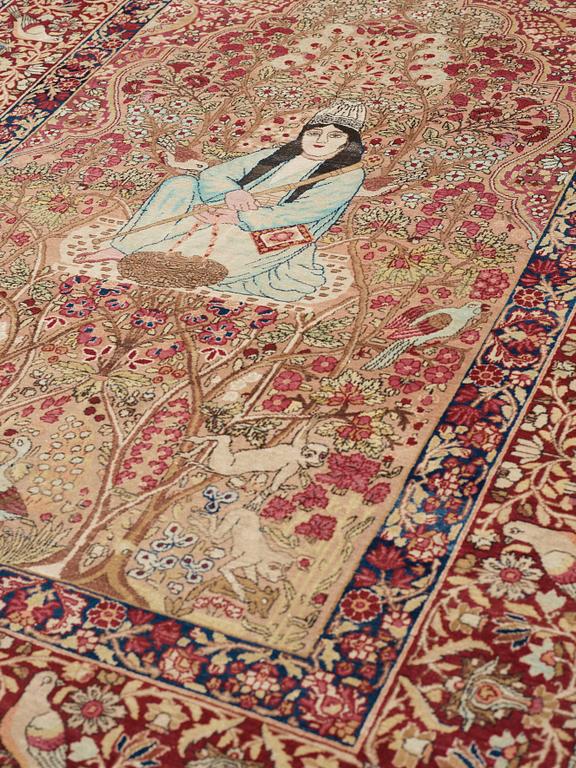 ANTIQUE KERMAN LAVER FIGURAL. 213 x 147,5 cm.