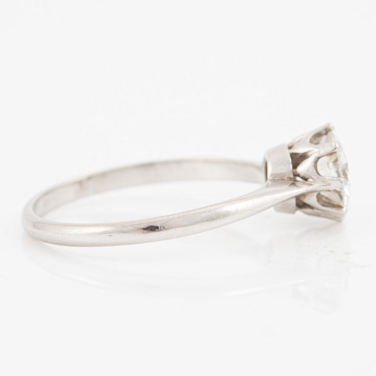 Ring, CG Hallberg, platina med briljantslipad diamant.