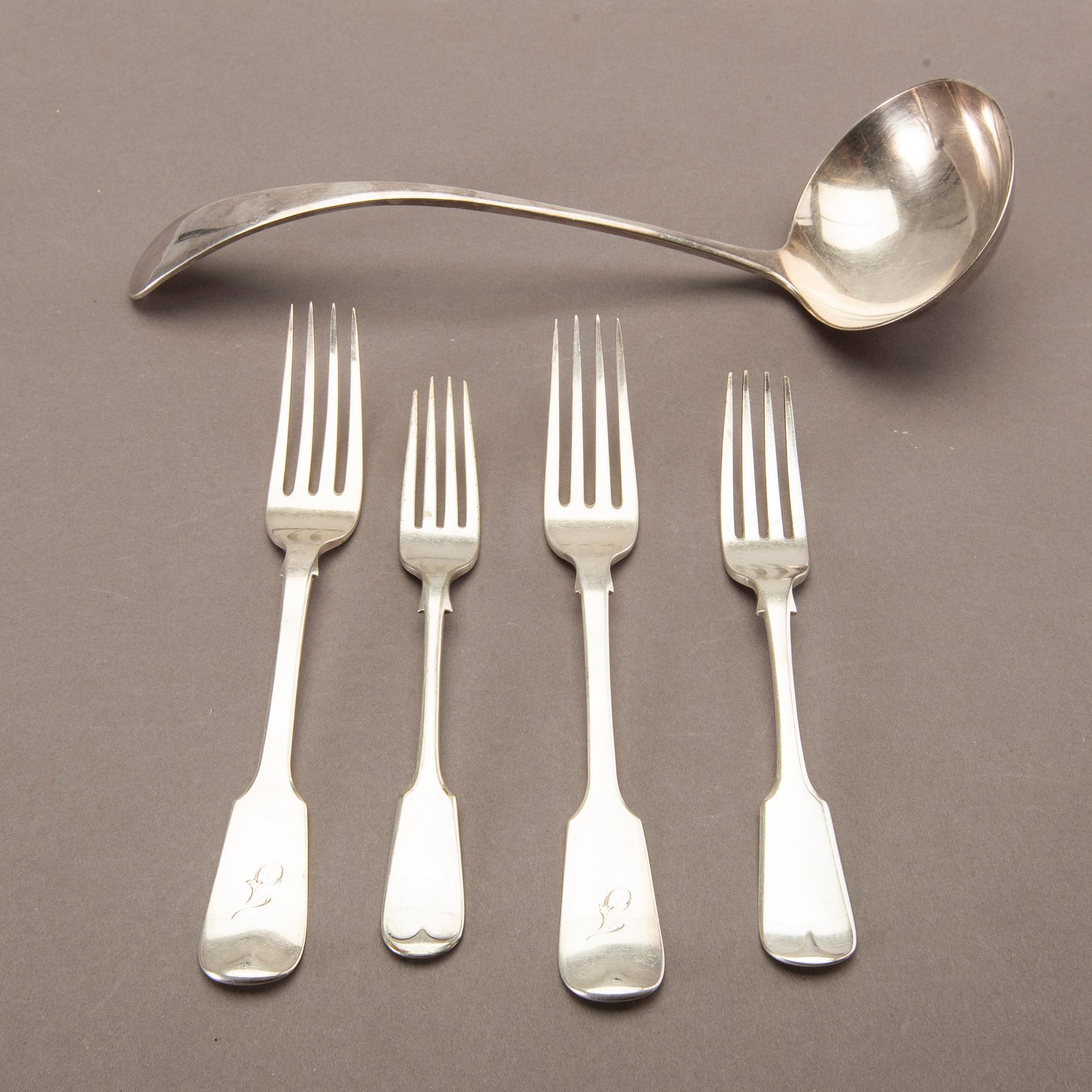 An English 20th century 21 pcs of silver cutlery, different makers, total weight ca 1120 gram.