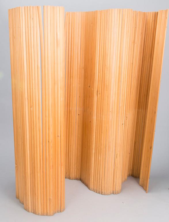 ALVAR AALTO, A mid 20th century screen for Artek, Finland. Circa 170x350 cm.