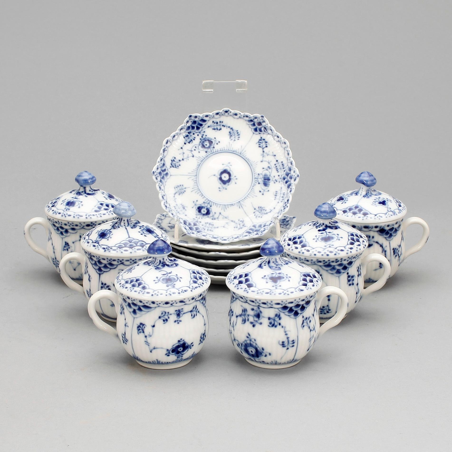 CREMEKOPPAR MED FAT, 6 st, porslin, Royal Copenhagen, "Musselmalet", 1900-tal.