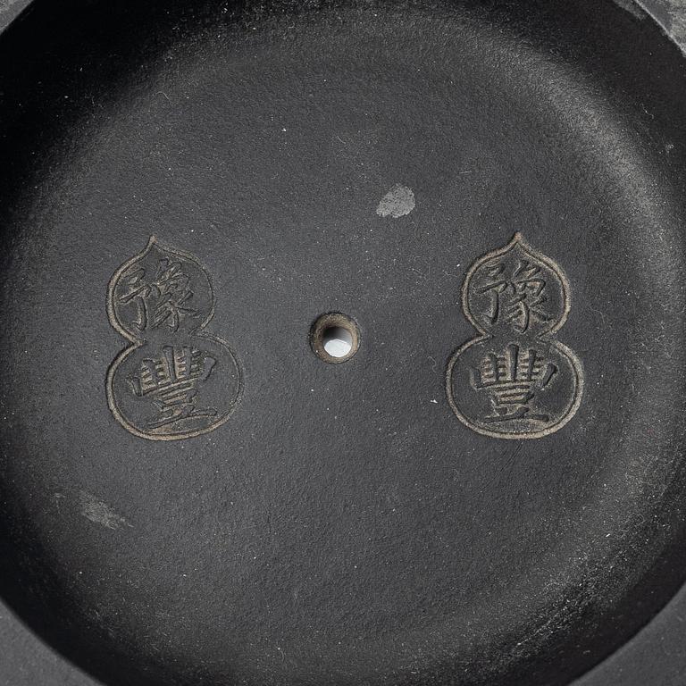 A dark yixing teapot, late Qing dynasty / early 20th century.