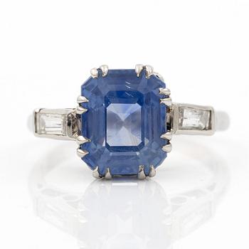 Ring platina med safir och baguetteslipade diamanter. Medföljande report GCS.