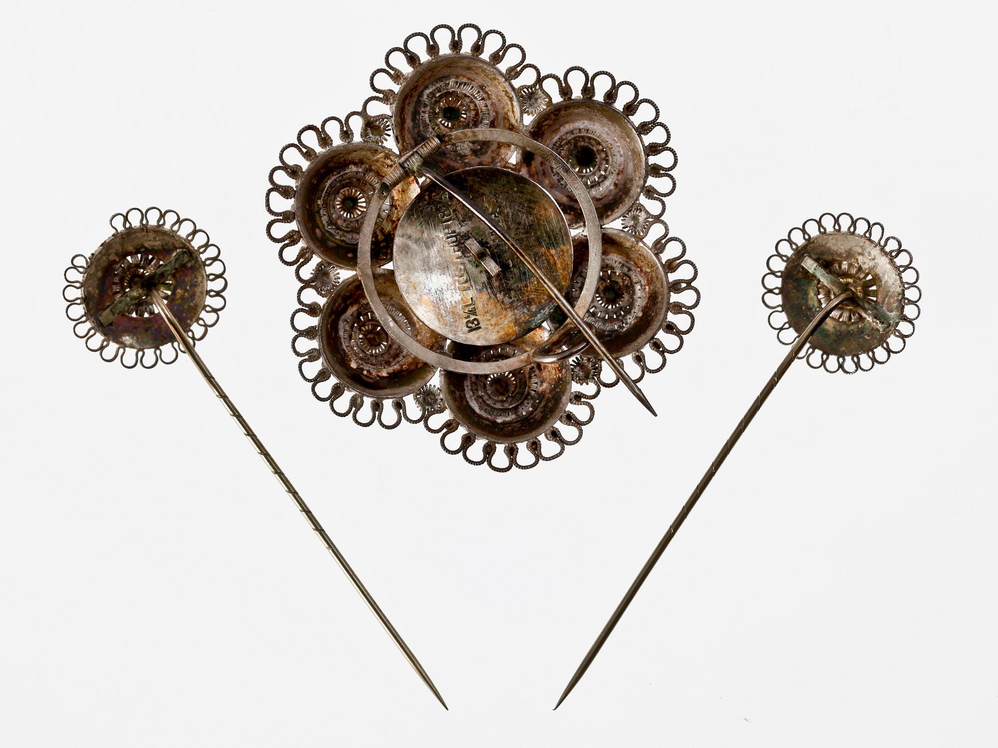 DRÄKTSMYCKEN, 3 delar, silver, J. Tostrup, Kristiania, Norge, 1874.