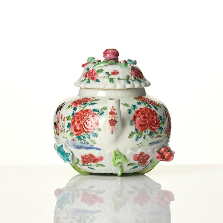 Tekanna med lock, porslin. Qingdynastin, Yongzheng (1723-35).