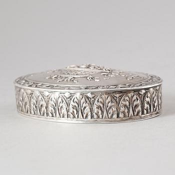 DOSA, silver, importstämplar. Vikt 96 g.
