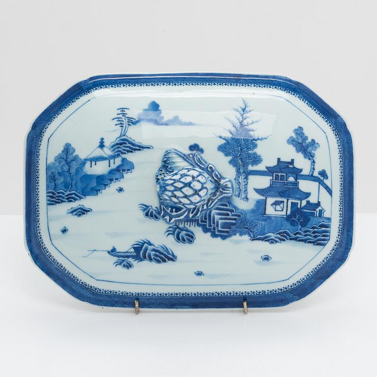 Terrin med lock, kompaniporslin, Kina, Qingdynastin, Qianlong (1736-1795).