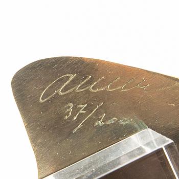 Arman,  skulptur signerad och numrerad 37/200. Utförd 1986.