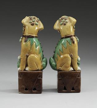FOHUNDAR, ett par, biskviporslin. Qing dynastin, 1800-tal.