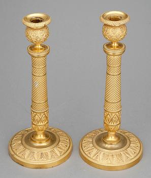 LJUSSTAKAR, ett par, empire, förgylld brons, 1800-talets första hälft.