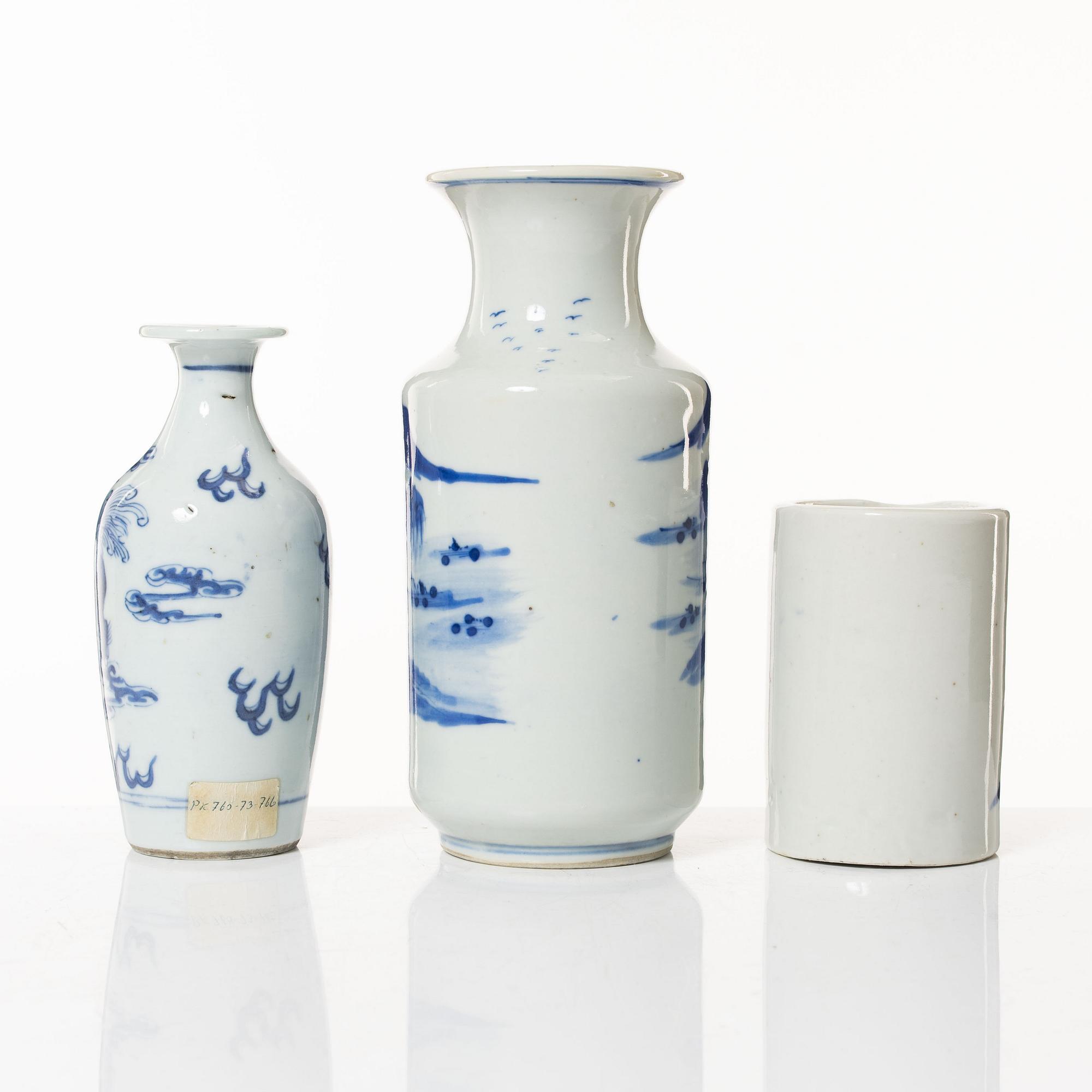 A group of three Chinese blue and white porcelain vases, 19th/20th century.