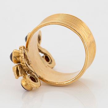 Ilias Lalaounis ring 18K guld med cabochonslipade granater.