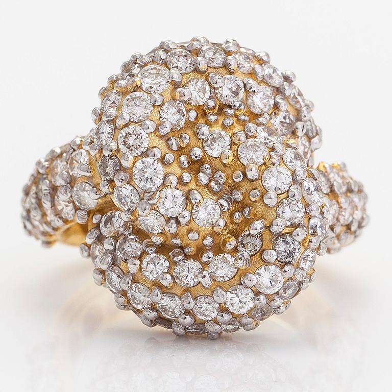 A 14K gold knot ring, set with diamonds totalling approx. 4.54 ct.