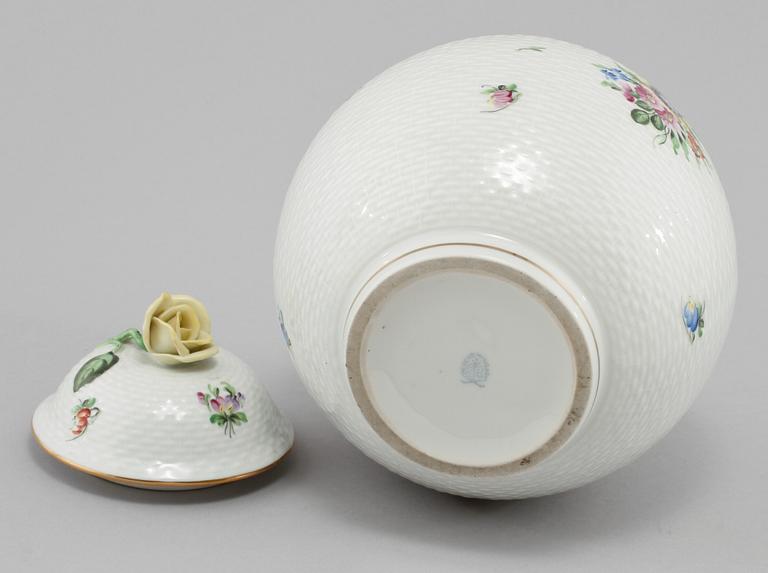 LOCKURNA, porslin, Herend, Ungern, 1900-talets andra hälft.