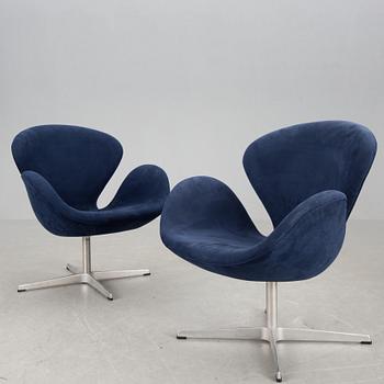 FÅTÖLJER, ett par, "Svanen", Arne Jacobsen för Fritz Hansen, 2000-tal.