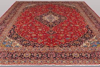 A CARPET Kashan, signed, ca 422 x 347 cm.
