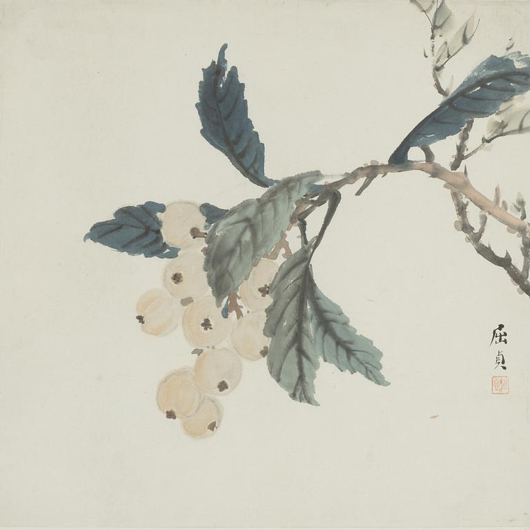 Målning, färg och tusch på papper. Signerad Qu Zhen (1909-1977).