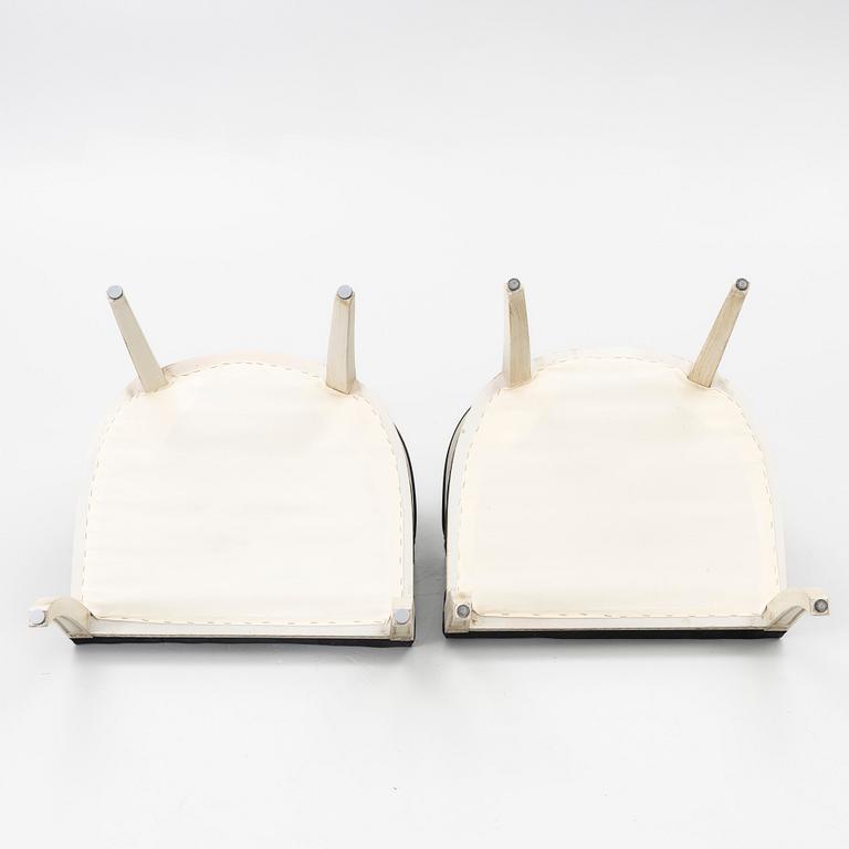 Karmstolar, ett par, sengustaviansk stil, 1900-talets andra hälft.