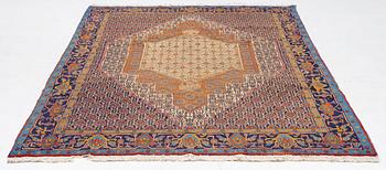 A Senneh carpet approx. 305 x 196 cm.
