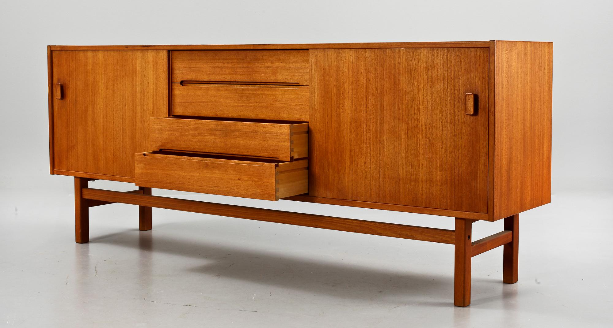 SIDEBOARD, "Arild", Nils Jonsson för Troeds, Bjärnum, 1900-talets tredje kvartal.