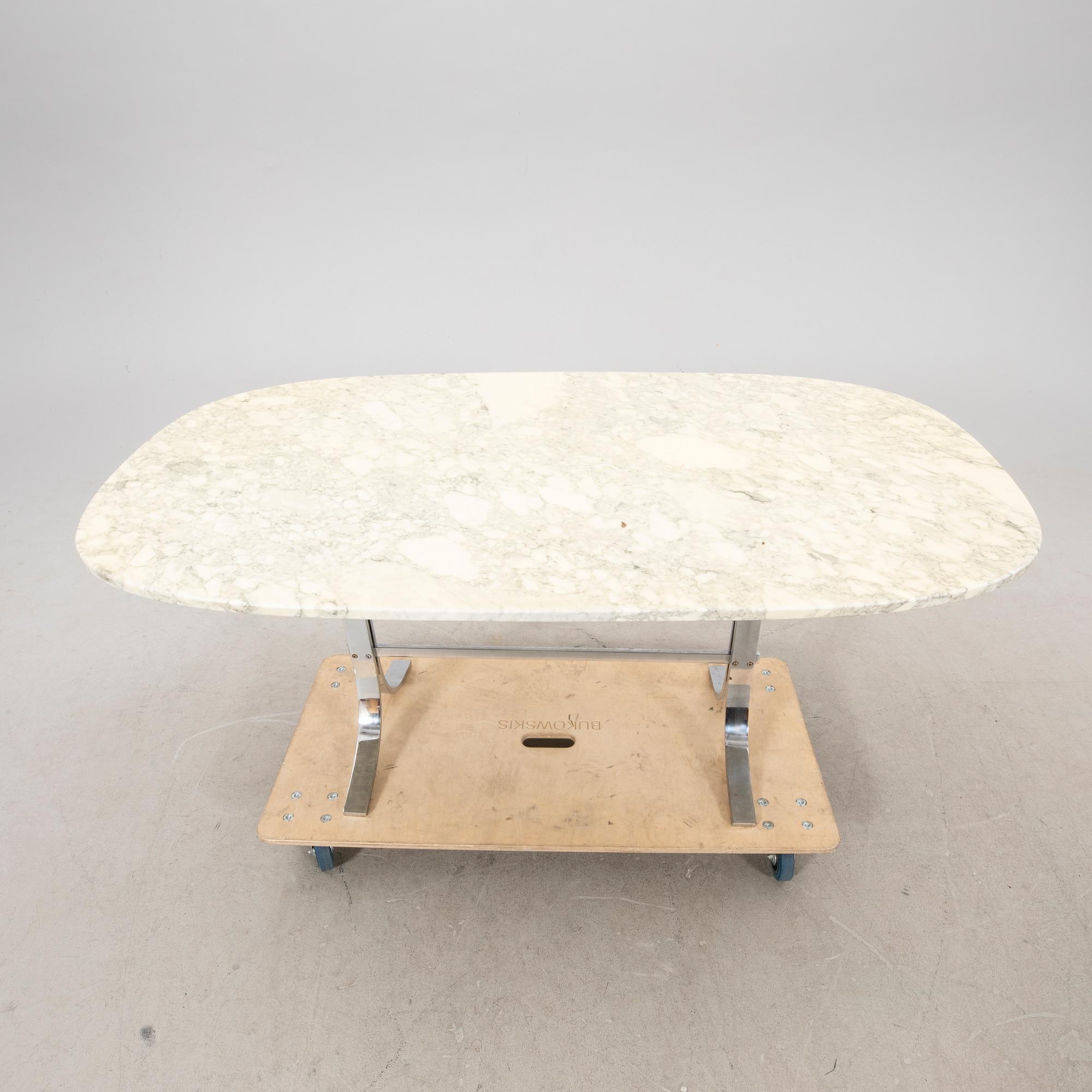 A 1970/80s marble dining table.