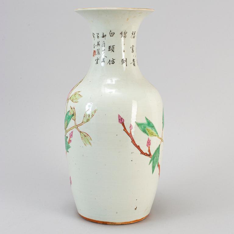 A famille rose vase, Qing dynasty, late 19th century.