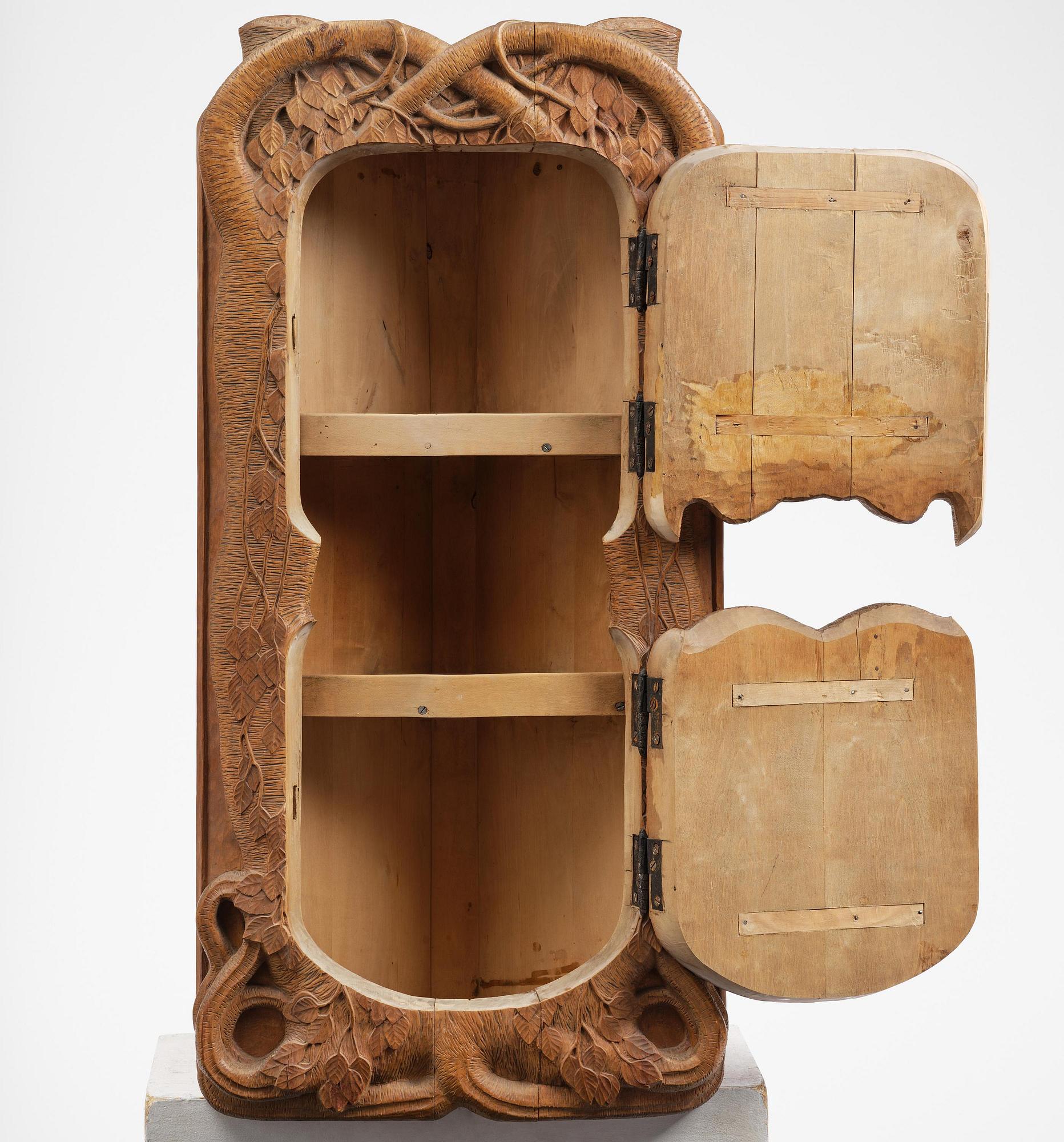 Jugend, hörnskåp, skulpterad björk, Sverige, tidigt 1900-tal.