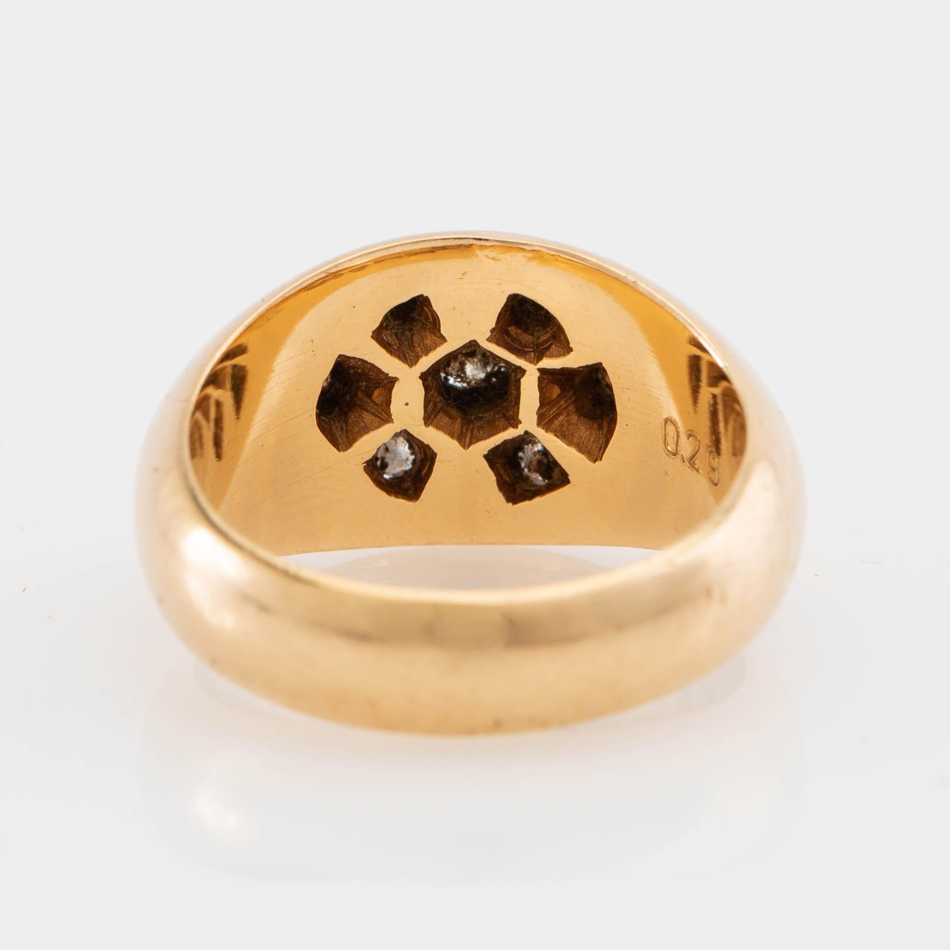 Ring, 18K gold set with round brilliant-cut diamonds.