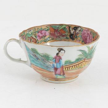 A group of five Chinese enamelled porcelain teacups and four plates, Kanton, 19th century.