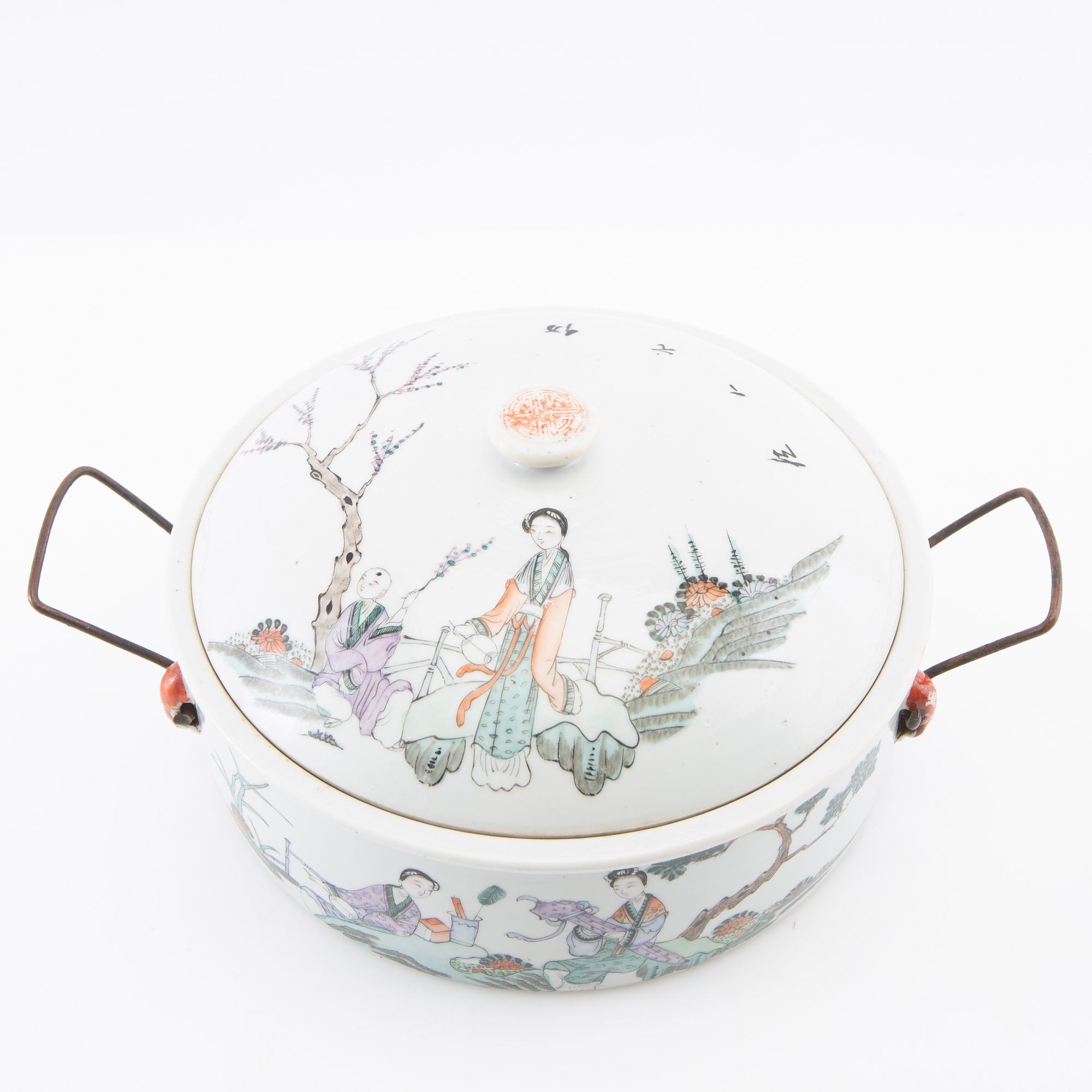 Tureen with lid, China 20th century.