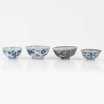 Five blue and white porcelain bowls, Ming dynasty (1368-1644).