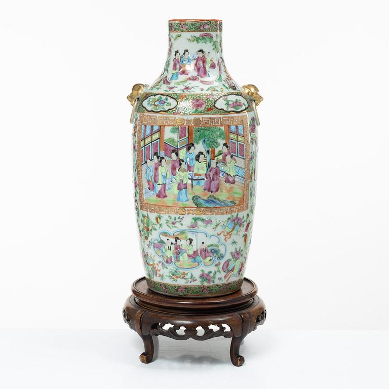 A porcelain 'Rose medallion' floor vase, Kanton, China, 19th century.
