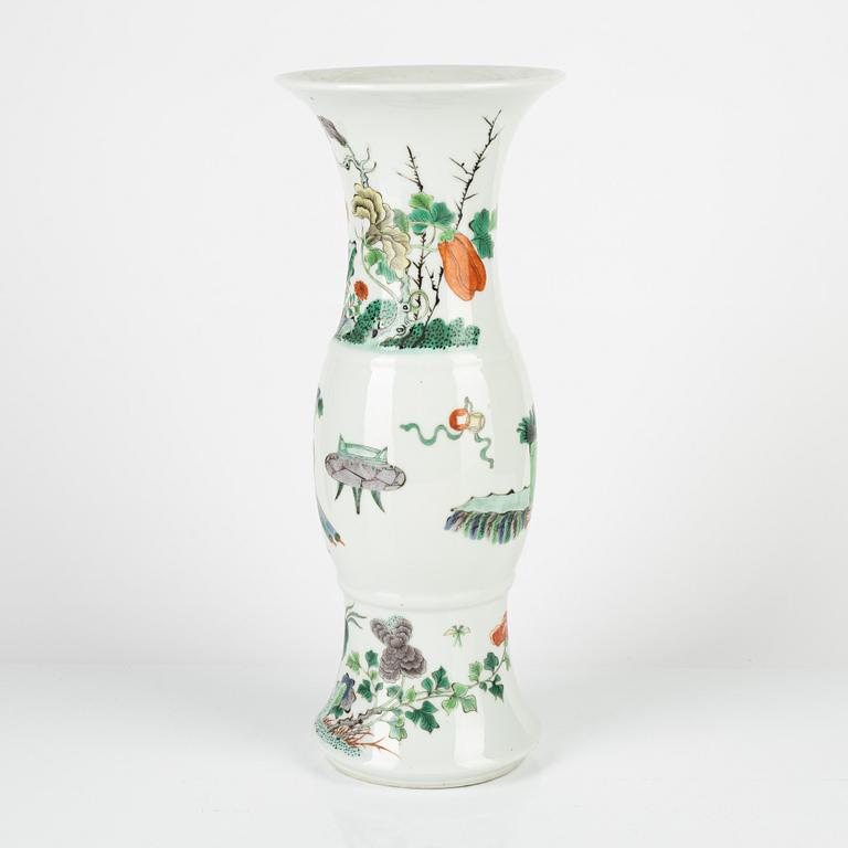 A Chinese famille verte beakervase, Kangxi style, 20th century.