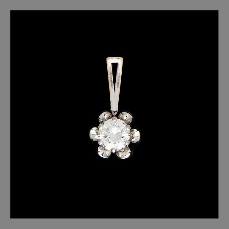 HÄNGE, 18K vitguld, briljantslipad diamant ca 1,05 ct. H. Lahtinen Helsingfors 1975. Vikt 3,7 g.