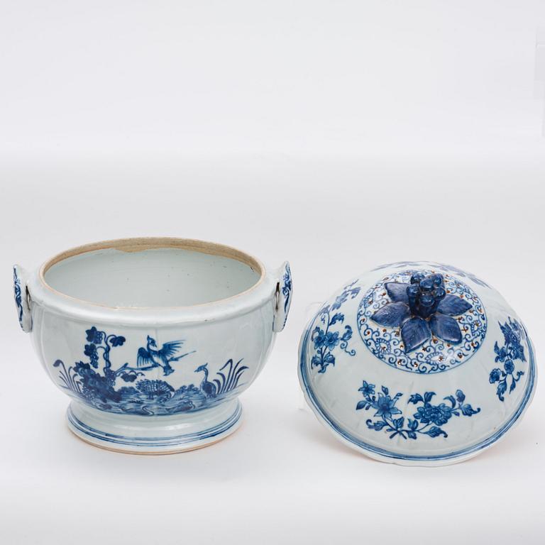 A blue and white dinner service, Qing dynasty, Qianlong (1736-95). (70 pieces).