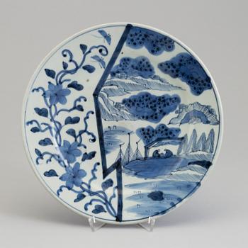 A Japanese blue and white porcelain dish, 19th century.