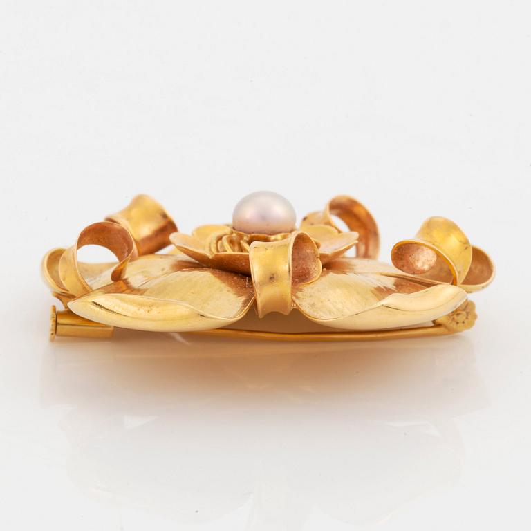 An 18K gold Borgila brooch set with a cultured pearl.