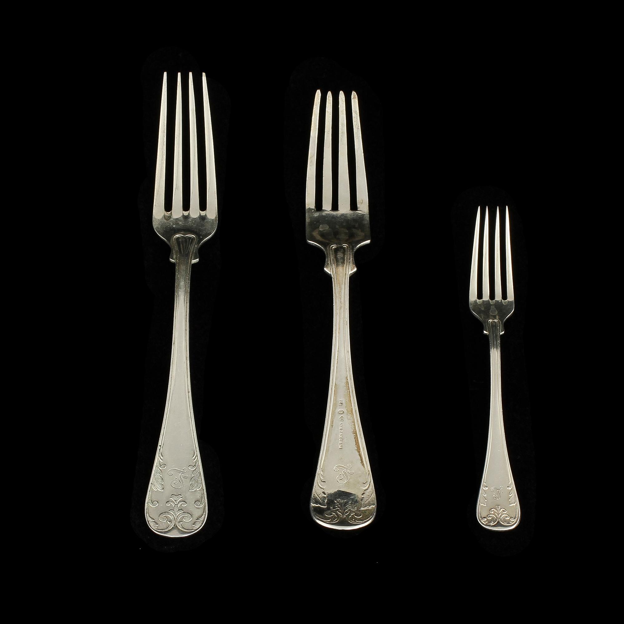 PARTI GAFFLAR, 20 st, silver, "Fransk lilja", mestadels GAB, Stockholm, 1900-talets första hälft. Vikt 765 g.