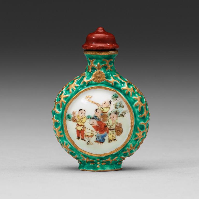 An enamelled snuff bottle with stopper, 20th Century with Qianlong mark in red.